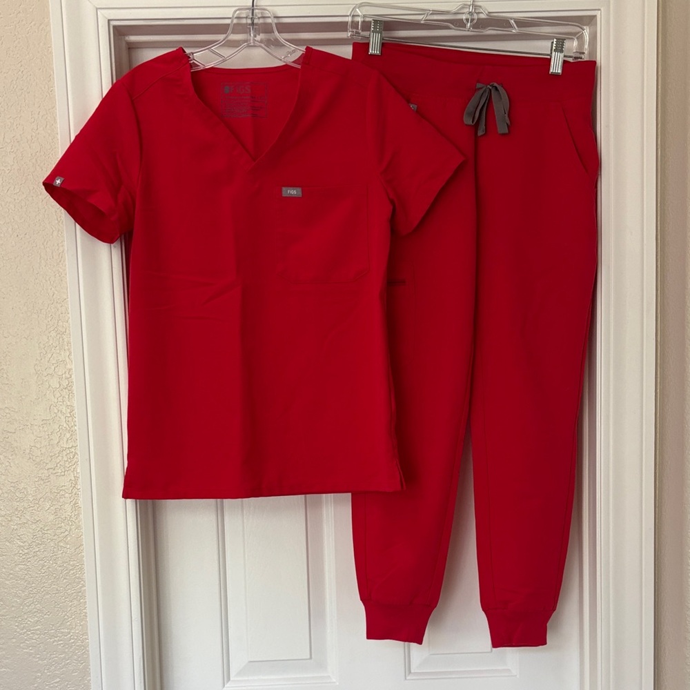 Figs Scrub Women’s Set in Pop Red
